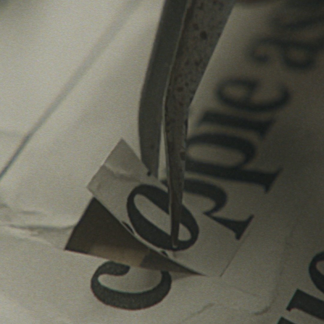 Ogni storia ha un primo taglio.
Qui comincia la nostra.Creare un opening title non è solo scrivere un titolo.
È ideare, progettare, scolpire il primo respiro della narrazione.—Every story begins with a single cut.
This is where ours begins.Designing an opening title isn’t just placing a name.
It’s shaping the first breath of a story —
its entrance, its tone, its intention.Title design by @hashstudio.it